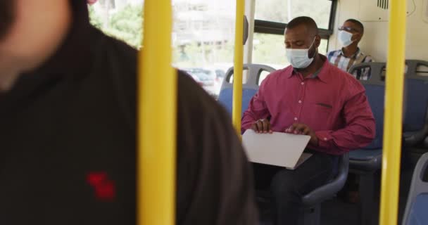 Αφροαμερικάνος Στην Πόλη Φορώντας Μάσκα Προσώπου Χρησιμοποιώντας Φορητό Υπολογιστή Στο — Αρχείο Βίντεο
