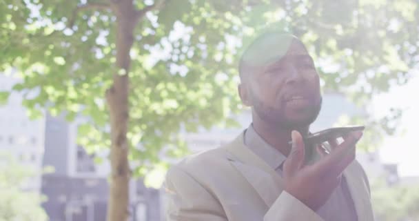 Şehirde Yürüyen Akıllı Telefon Kullanan Mutlu Afro Amerikan Adam Dijital — Stok video