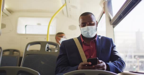 Hombre Afroamericano Ciudad Vistiendo Cara Usando Teléfono Inteligente Autobús Nómada — Vídeo de stock