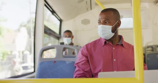 Afroamerikan Stan Med Ansiktsmask Och Laptop Bussen Digital Nomad Språng — Stockvideo