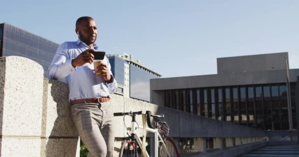 Afrikansk Amerikansk Man Staden Med Cykel Stående Solen Dricka Kaffe — Stockvideo