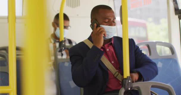 Hombre Afroamericano Ciudad Usando Cara Usando Smartphone Smartwatch Autobús Nómada — Vídeos de Stock