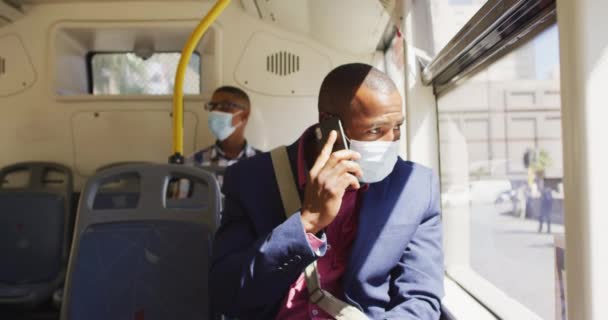 Afrykański Amerykanin Mieście Noszący Twarz Używający Smartfona Autobusie Cyfrowy Nomad — Wideo stockowe