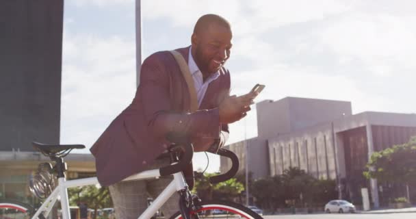 Afrika Amerika Pria Kota Duduk Atas Sepeda Bawah Sinar Matahari — Stok Video