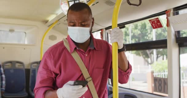 Afroameričan Městě Nosí Masku Používá Autobuse Smartphone Digitální Nomád Cestách — Stock video
