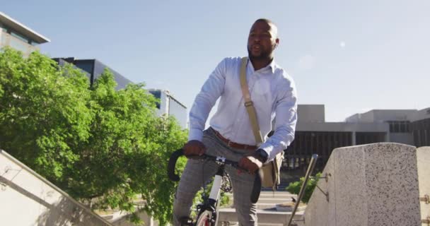 Afroamerikan Cykel Stan Livsstil Språng Och Omkring Staden — Stockvideo