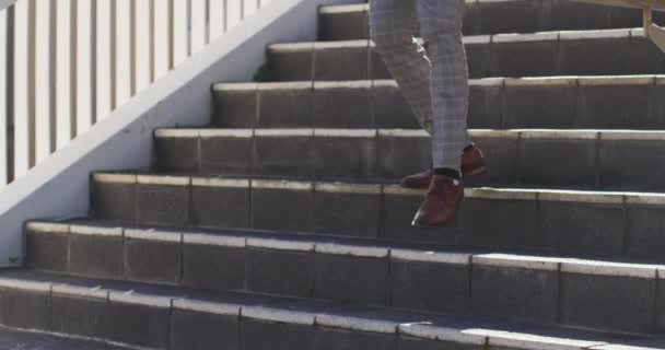 非洲裔美国人的腿走在城市的楼下 在城市里走来走去的生活方式 — 图库视频影像