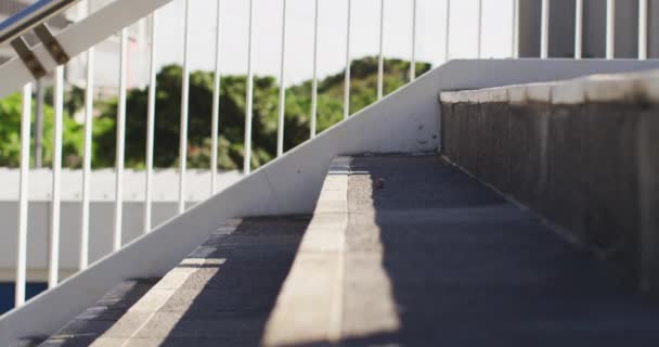 Ноги Афроамериканського Чоловіка Йшов Нагору Місті Спосіб Життя Русі Вулиці — стокове відео