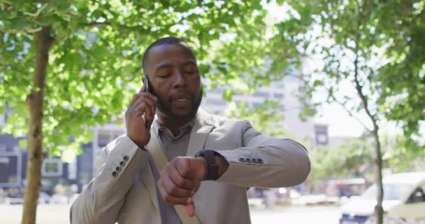 Şehirdeki Afro Amerikan Adam Akıllı Telefon Kullanıyor Akıllı Telefonlara Bakıyor — Stok video