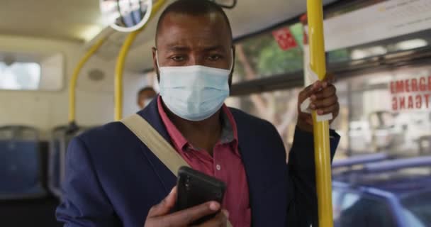 Hombre Afroamericano Con Máscara Facial Usando Smartphone Con Pasaporte Covid — Vídeo de stock