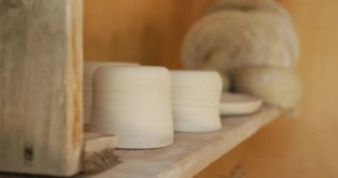 Çömlek atölyesinde el yapımı tencere ve tabaklar rafta duruyordu. sanat ve zanaat, hobiler ve yaratıcılık.