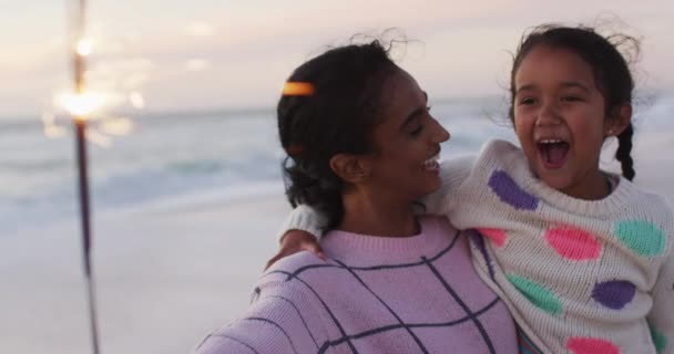 Портрет Щасливої Іспаномовної Матері Дочки Грає Блискавками Пляжі Заході Сонця — стокове відео