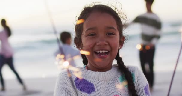 Porträt Eines Glücklichen Hispanischen Mädchens Das Mit Wunderkerzen Strand Bei — Stockvideo