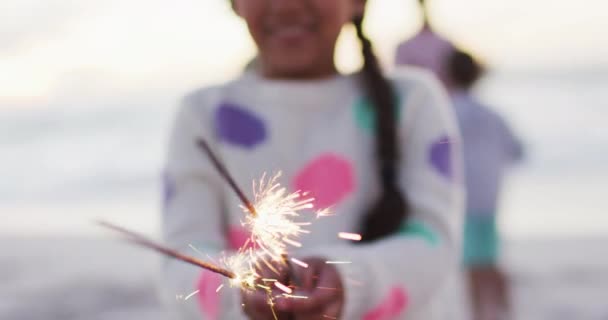 Porträt Eines Glücklichen Hispanischen Mädchens Das Mit Wunderkerzen Strand Bei — Stockvideo