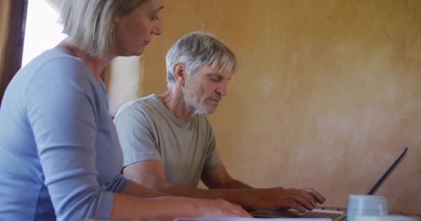 Oudere Blanke Echtpaar Met Behulp Van Laptop Zitten Aan Tafel — Stockvideo