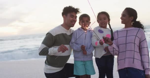 Ευτυχισμένη Οικογένεια Ισπανόφωνων Που Παίζει Βεγγαλικά Στην Παραλία Ηλιοβασίλεμα Οικογενειακές — Αρχείο Βίντεο