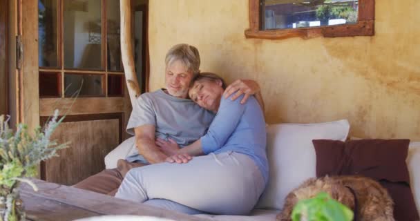 Lächelnde Ältere Kaukasische Paar Umarmen Und Entspannen Auf Der Veranda — Stockvideo