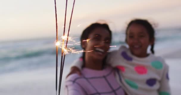 Porträt Einer Glücklichen Hispanischen Mutter Und Tochter Die Mit Wunderkerzen — Stockvideo