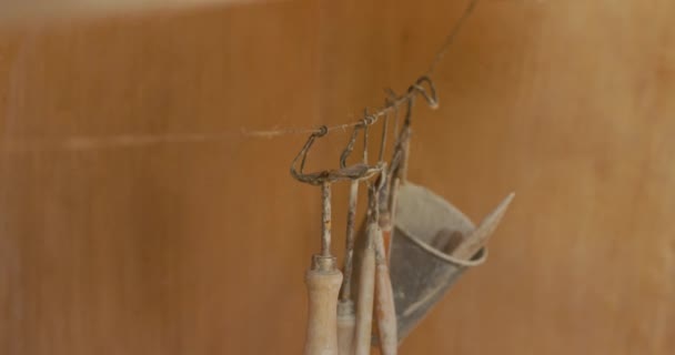 手工制作的壶和盘子放在陶器车间的架子上 业余爱好和创造力 — 图库视频影像
