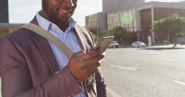 Şehirde Afro Amerikan Bir Adamın Orta Kesiminde Akıllı Telefon Kullanarak — Stok video