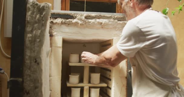 Homme Caucasien Principal Portant Tablier Cuisson Poterie Four Atelier Poterie — Video