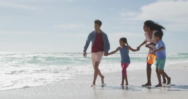 Gelukkige Spaanse Moeder Vader Zoon Dochter Spelen Zee Het Strand — Stockvideo