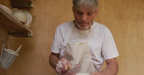 Pria Senior Kaukasia Mengenakan Celemek Menggunakan Roda Tembikar Bengkel Tembikar — Stok Video