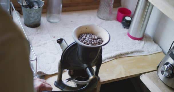 Kafkasyalı Kıdemli Adam Mutfaktaki Kahve Değirmeninde Kahve Çekirdeği Öğütüyor Rahatlama — Stok video