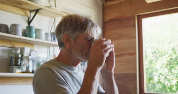 Hombre Caucásico Mayor Bebiendo Taza Café Cocina Relajación Felicidad Pasar — Vídeos de Stock