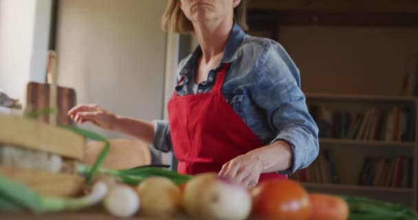 Starší Běloška Zástěře Krájení Zeleniny Kuchyni Penze Štěstí Trávení Kvalitního — Stock video