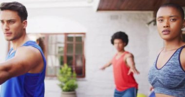 Afrikalı Amerikalı kadın arka bahçede çeşitli arkadaşlarla yoga yapıyor. Sağlıklı bir yaşam tarzı ve arkadaşlarıyla evde ve bahçede takılmak..