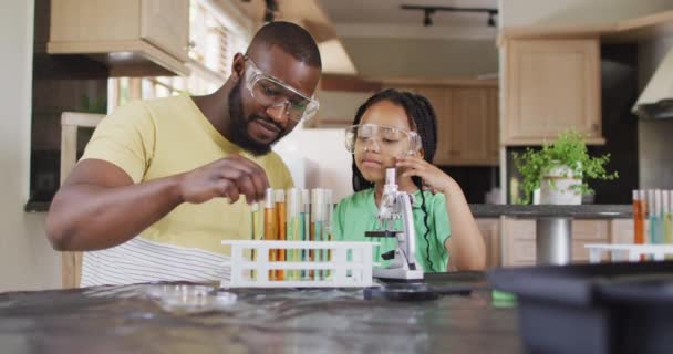 Συγκεντρωμένος Αφρο Αμερικανός Πατέρας Και Κόρη Κάνουν Επιστημονικά Πειράματα Στο — Αρχείο Βίντεο