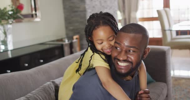 Mutlu Afro Amerikalı Kız Baba Evde Oynaşıyor Evde Ailece Güzel — Stok video