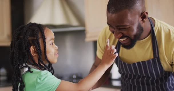 Feliz Afroamericano Padre Hija Hornear Jugando Con Harina Cocina Tiempo — Vídeos de Stock
