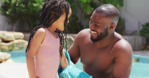 Glücklicher Afrikanisch Amerikanischer Vater Wischt Tochter Mit Handtuch Hochwertige Familienzeit — Stockvideo