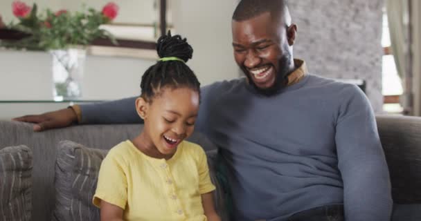 Feliz Afroamericano Hija Padre Usando Tableta Sofá Tiempo Familiar Calidad — Vídeos de Stock