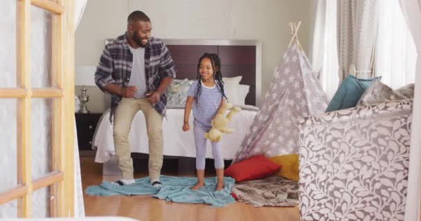 幸せなアフリカ系アメリカ人の父と娘が自宅で踊る 質の高い家族の時間を — ストック動画