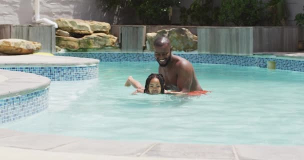 Glücklicher Afrikanisch Amerikanischer Vater Der Seiner Tochter Das Schwimmen Schwimmbad — Stockvideo