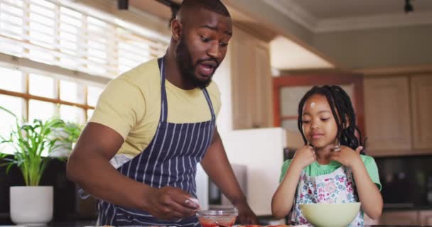 Šťastný Africký Americký Otec Dcera Pečení Příprava Pizzy Kuchyni Přidání — Stock video