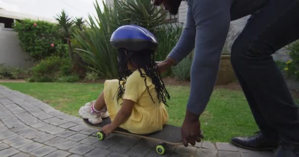 Happy African American Father Playing Daughter Skateboard Backyard Quality Family — Stock Video