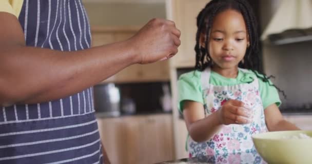 Χαρούμενος Αφροαμερικάνος Πατέρας Και Κόρη Ψήνουν Μαζί Παίζοντας Αλεύρι Στην — Αρχείο Βίντεο