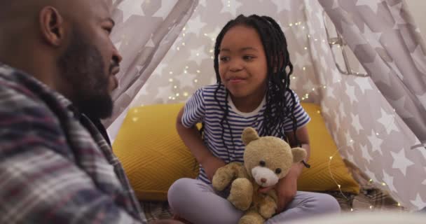 Boldog Afro Amerikai Apa Lánya Sátorban Meséket Mesél Minőségi Családi — Stock videók