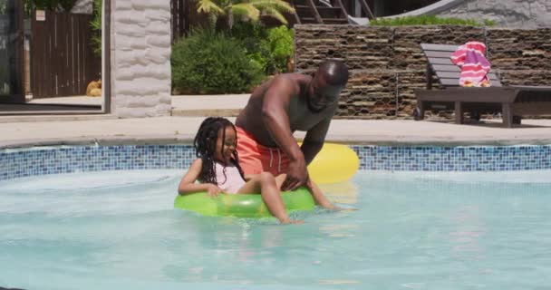 Feliz Padre Afroamericano Hija Divierten Piscina Tiempo Familiar Calidad Juntos — Vídeo de stock