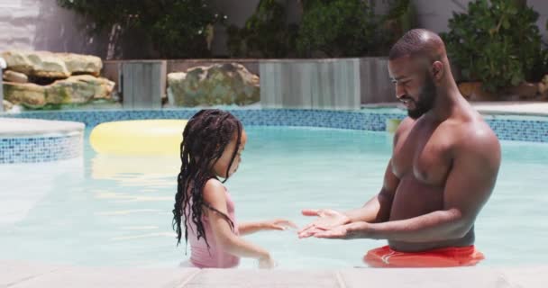 Glückliche Afrikanisch Amerikanische Vater Und Tochter Haben Spaß Schwimmbad Klatschen — Stockvideo