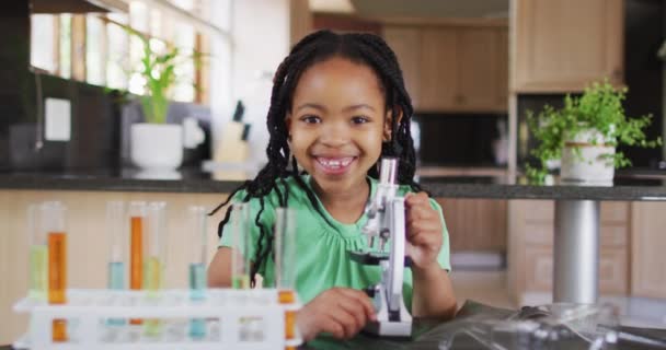 Szczęśliwa Afroamerykanka Używająca Mikroskopu Robiąca Eksperymenty Domu Edukacja Uczenie Się — Wideo stockowe