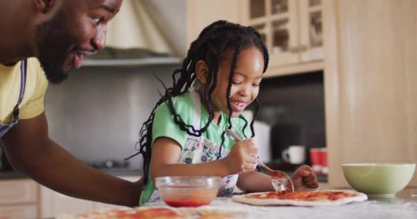 Feliz Pai Afro Americano Filha Assar Preparando Pizza Cozinha Tempo — Vídeo de Stock