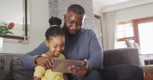 Gelukkige Afrikaanse Amerikaanse Dochter Vader Met Behulp Van Tablet Bank — Stockvideo