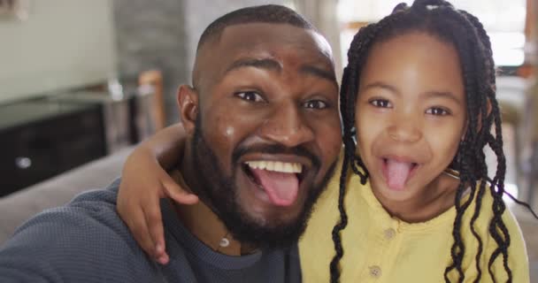 Retrato Una Hija Afro Americana Feliz Padre Haciendo Tonto Tomando — Vídeo de stock