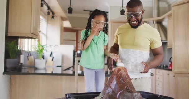 Happy Afro Amerikaanse Vader Dochter Doen Wetenschappelijke Experimenten Met Kunstmatige — Stockvideo