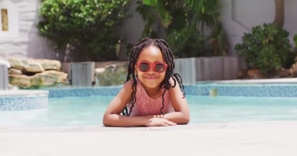Afroamerikanerin Mit Sonnenbrille Schwimmbad Lächelt Die Kamera Kindheit Und Urlaub — Stockvideo